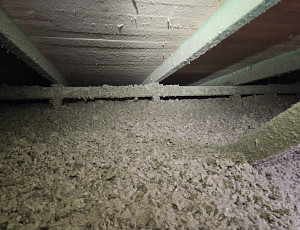 Zateplení stropu rodinného domu pomocí foukané izolace